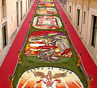 "Infiorata": Triumph of flowers in Noto Hotel