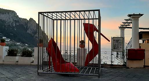 In Piazzetta l'inaugurazione dell’opera monumentale di Anna Izzo “La Violenza è una gabbia” per sensibilizzare le coscienze contro il femminicidio e ogni forma di violenza di genere.