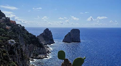 “Area Marina Protetta” La Giunta Comunale di Capri ha approvato un importante “Progetto di utilizzo e fruizione delle Aree demaniali marittime del Comune di Capri” che investe soprattutto la zona che va dal Faraglione di terra a Punta di Mulo